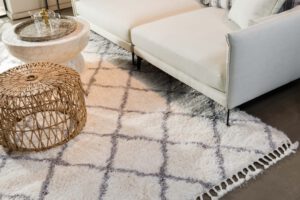 שטיח צמר לבן עם דוגמת פסים