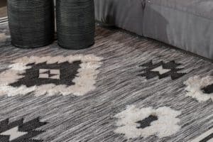 שטיח צמר מעויינים