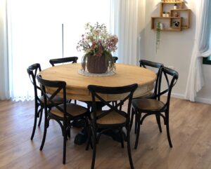 שולחן עץ עגול רגל שחורה