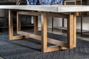 שולחן אוכל בטון ועץ אלון עם כסאות שתי וערב