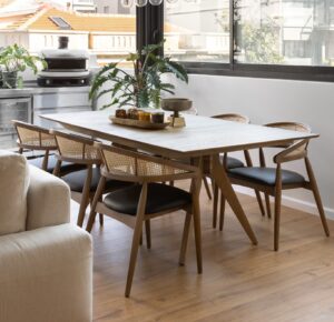 שולחן אוכל נורדי עם כסאות מעוגלים