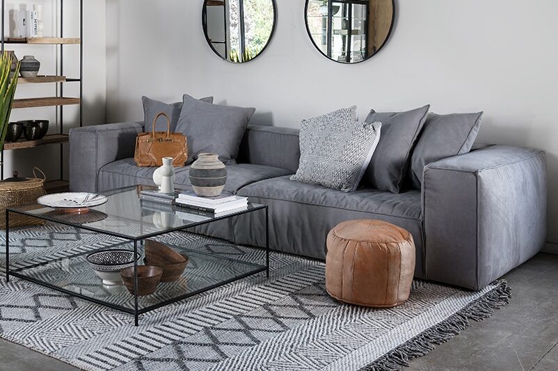 ספה בד אפורה צמודת קרקע