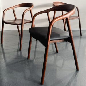 כסא אוכל ג'ורדן אגוז מושב דמוי עור