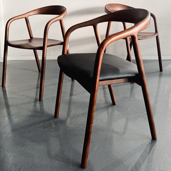 כסא אוכל ג'ורדן אגוז מושב דמוי עור