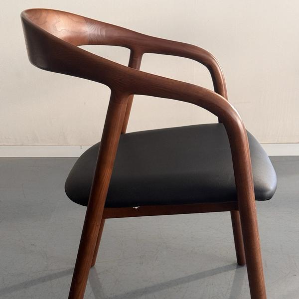 כסא אוכל ג'ורדן אגוז מושב דמוי עור