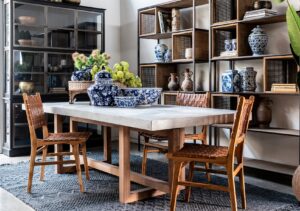 שולחן אוכל בטון ועץ אלון עם כסאות שתי וערב