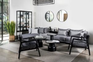 ספה אפורה עם רגלי עץ שחור