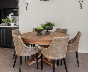 שולחן אוכל אבירים 2 עגול עם כסאות נוחים