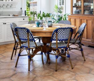 שולחן אוכל אבירים עגול כסאות ראטן כחולים