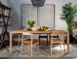 שולחן אוכל עץ נורדי בהיר